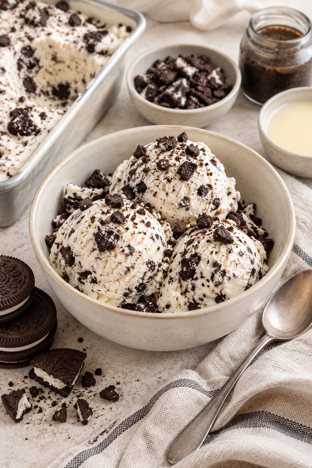 Helado de oreo casero en un bol con galletas Oreo alrededor.