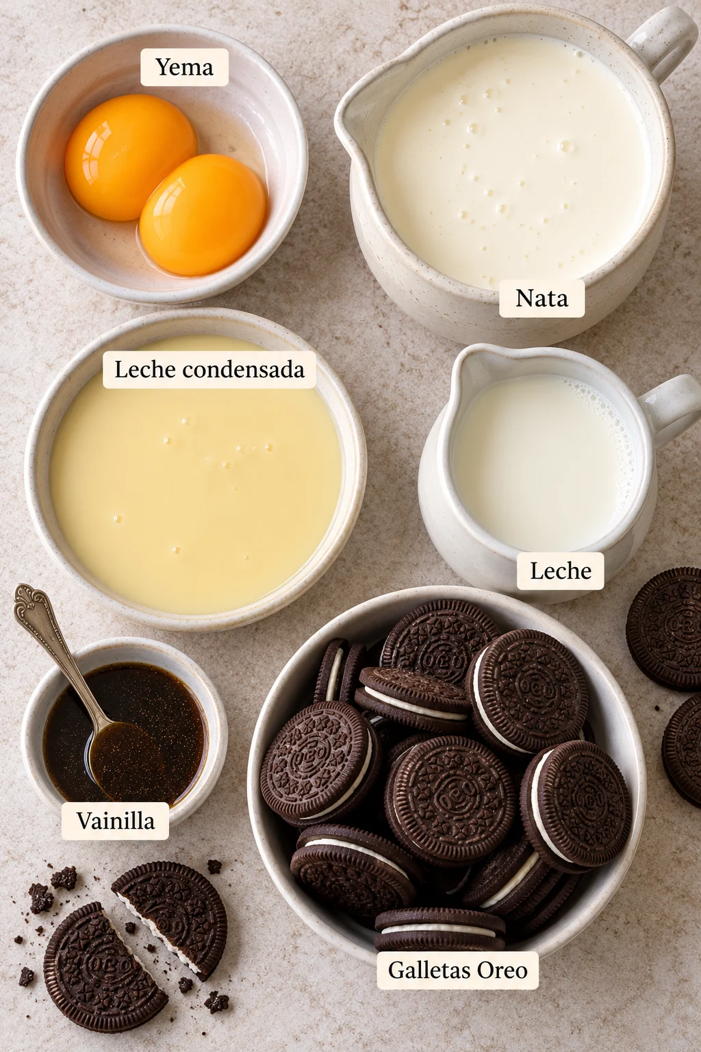 Ingredientes etiquetados para helado de oreo casero.