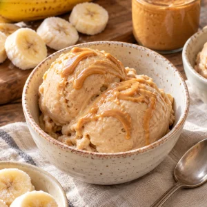 Helado de plátano cremoso con mantequilla de cacahuete en un bol